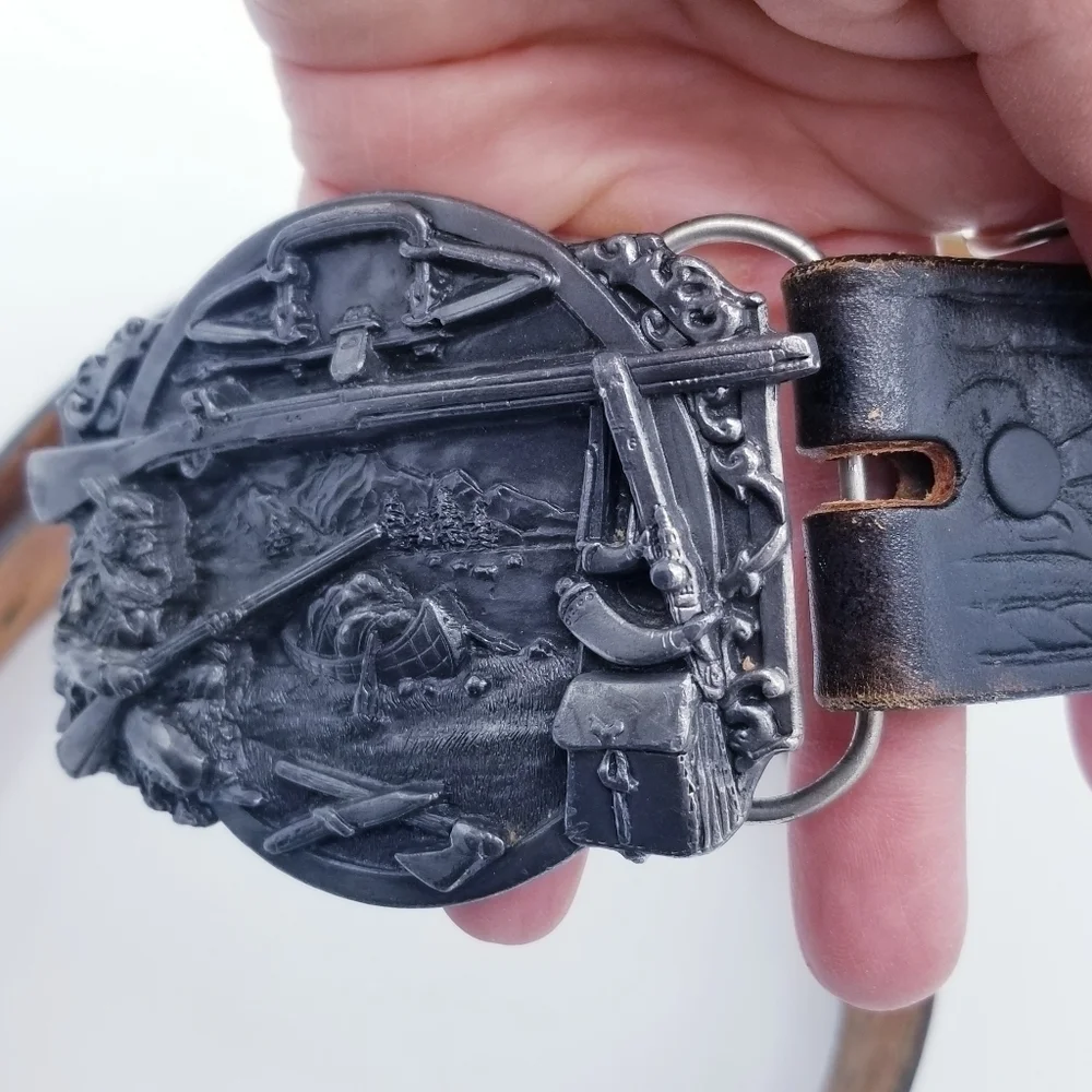 Justin Cowhide Belt with Siskiyou Pewter Vintage 1984 Fur Trapper Belt Buckle